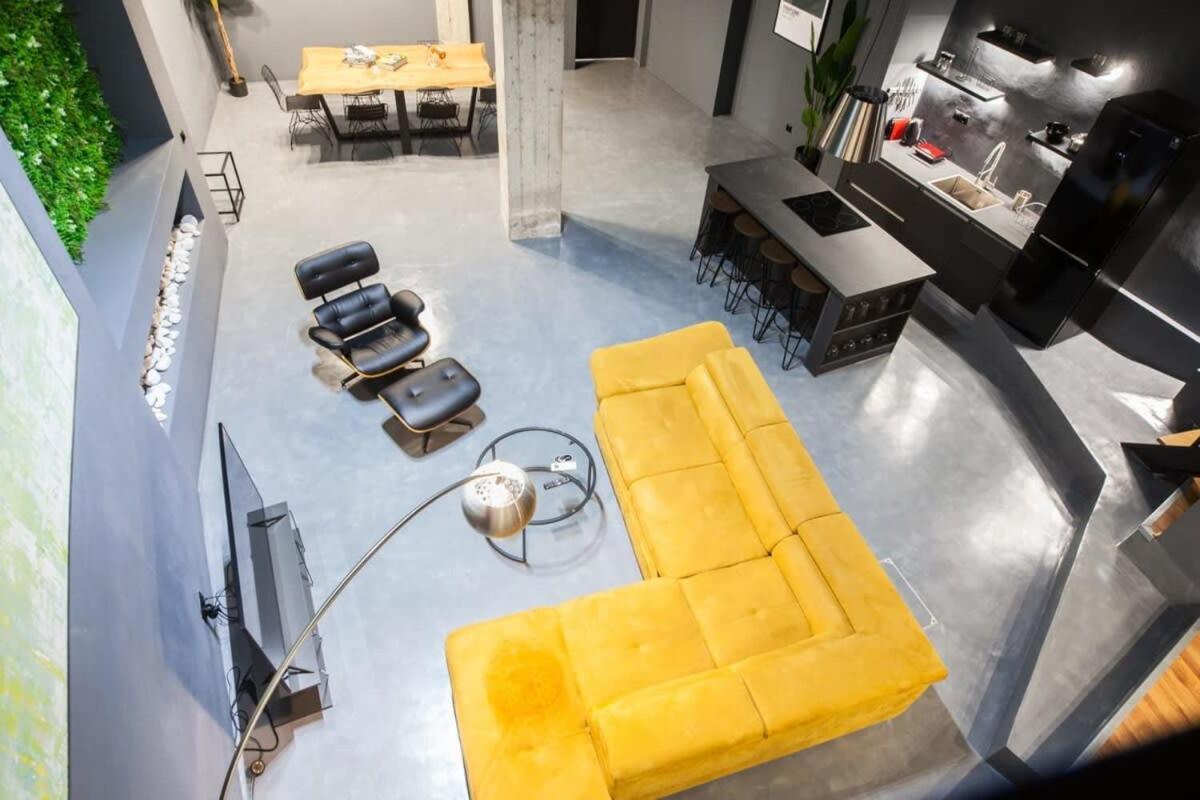 Trendy Industrial Next To Museum Of Acropolis Apartment