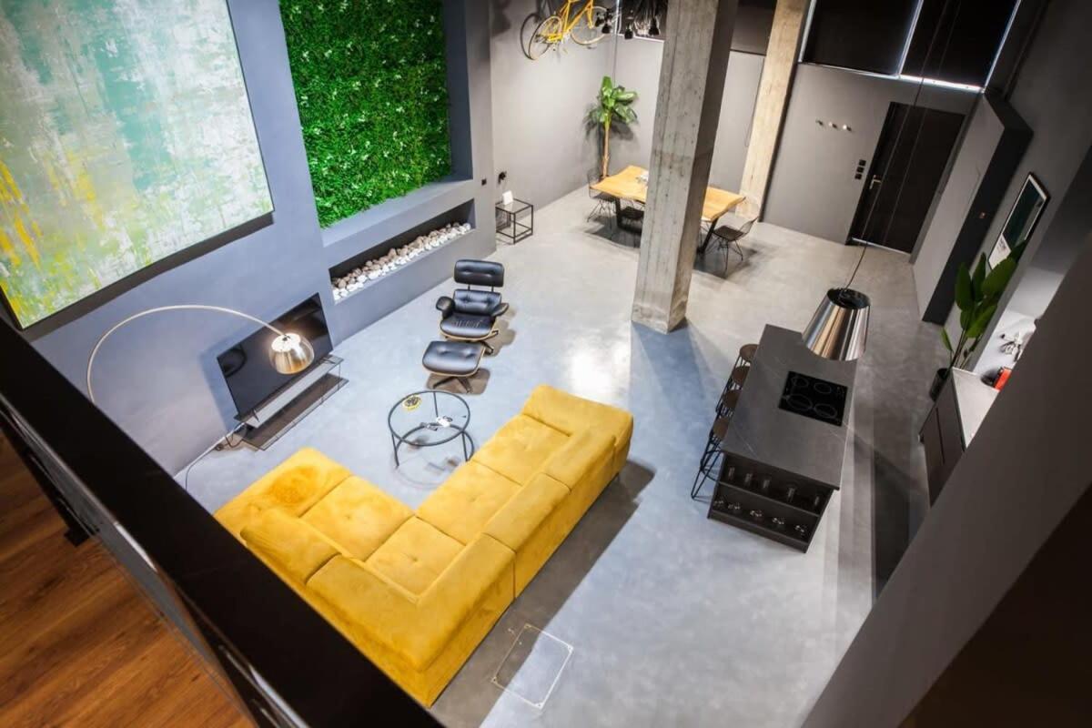 Trendy Industrial Next To Museum Of Acropolis Apartment *