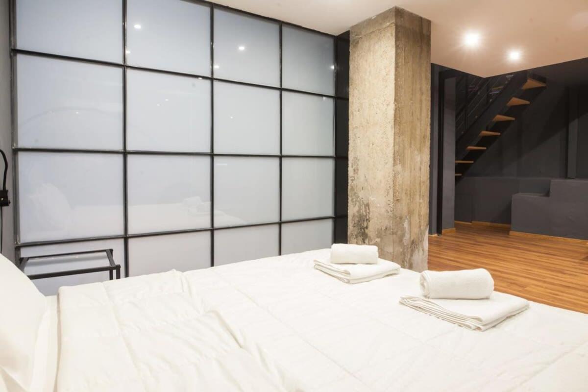 Trendy Industrial Next To Museum Of Acropolis Apartment *